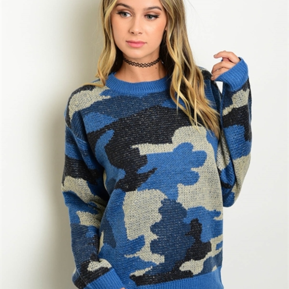 Long sleeve camo print knit pull over sweater.